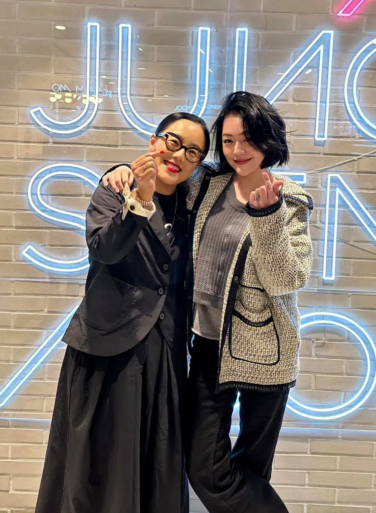 小S體驗韓式妝容，找來化妝大師鄭瑄茉（左）替她化妝。翻攝小S臉書