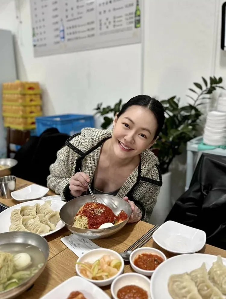 小S開心吃冷麵，小露乳溝。翻攝小S臉書