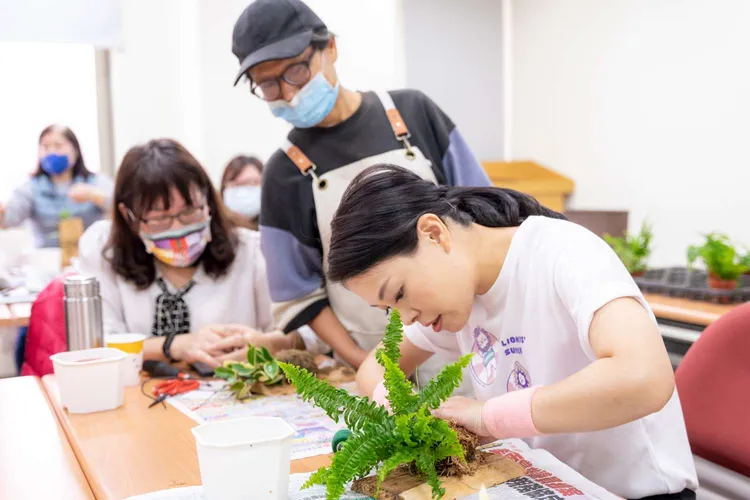 高虹安體驗療癒植栽手作。新竹市府提供