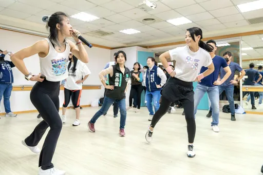 高虹安婦女館擔任「一日館長」　與市民姊妹們揮汗同歡