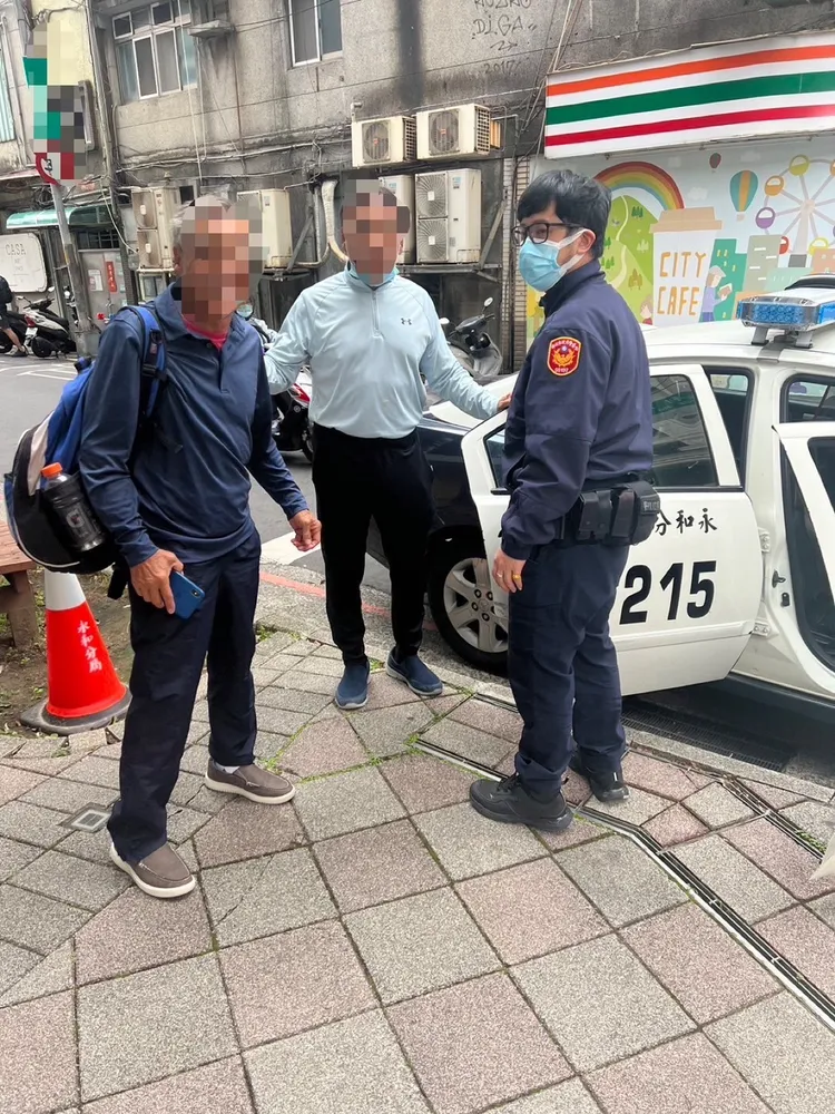 永和警方駕駛巡邏車在王姓兄弟檔至醫院找尋孫姓繼母。永和警分局提供