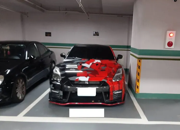 詐欺集團成員取得被害款項後隨即進行分贓，將贓款用於購買名車。翻攝畫面