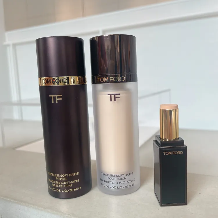 高訂臉底妝3部曲，推薦依序使用時尚高訂濾鏡妝前乳（左起），30ml／3000元、時尚柔霧高訂粉底液，30ml／3800元、時尚柔霧高訂遮瑕膏，2500元。張家玲攝