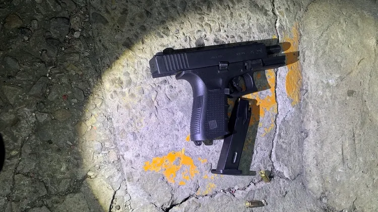 警方起出模擬槍及空包彈。海山警分局提供