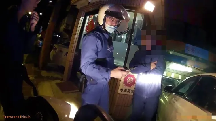 警方攔查劉男。海山警分局提供