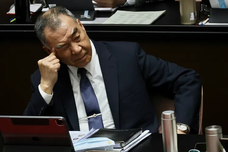 邱國正列席院會若有所思。林林攝