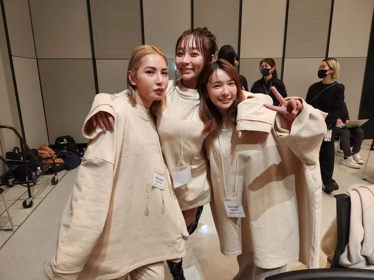 林襄(中)前進東京時裝周，與師妹張雅涵(右)與設計師申子芹開心合照。莉奈提供