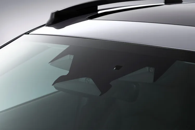 這次Subaru為Crosstrek主動駕駛輔助系統升級為全新「EyeSight 4.0智能駕駛安全輔助系統」，擋風玻璃上緣鏡頭新增一顆超廣角鏡頭達到三鏡頭。原廠照片
