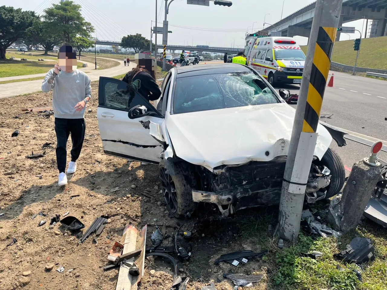 肇事小客車車頭全毀,可見撞擊力之大。警方提供