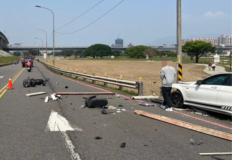 小客車撞到電線桿停下，車禍現場機件散落一片狼藉。警方提供