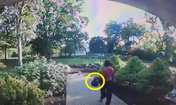 中年菜鳥外送員將餐點帶走（黃圈）。翻攝Youtube/driverman