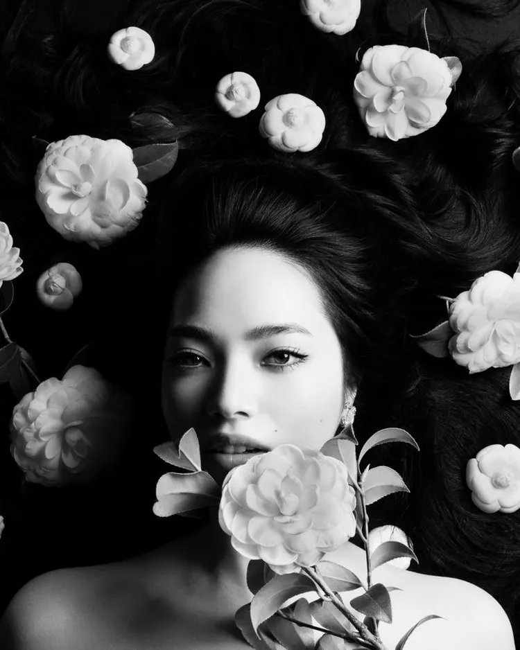 小松菜奈在蘊含超現實主義氣息的神秘光影遊戲中，透過眼神、手勢，讓聚光燈照耀在淨白山茶花上，畫面迷人。翻攝chanel IG