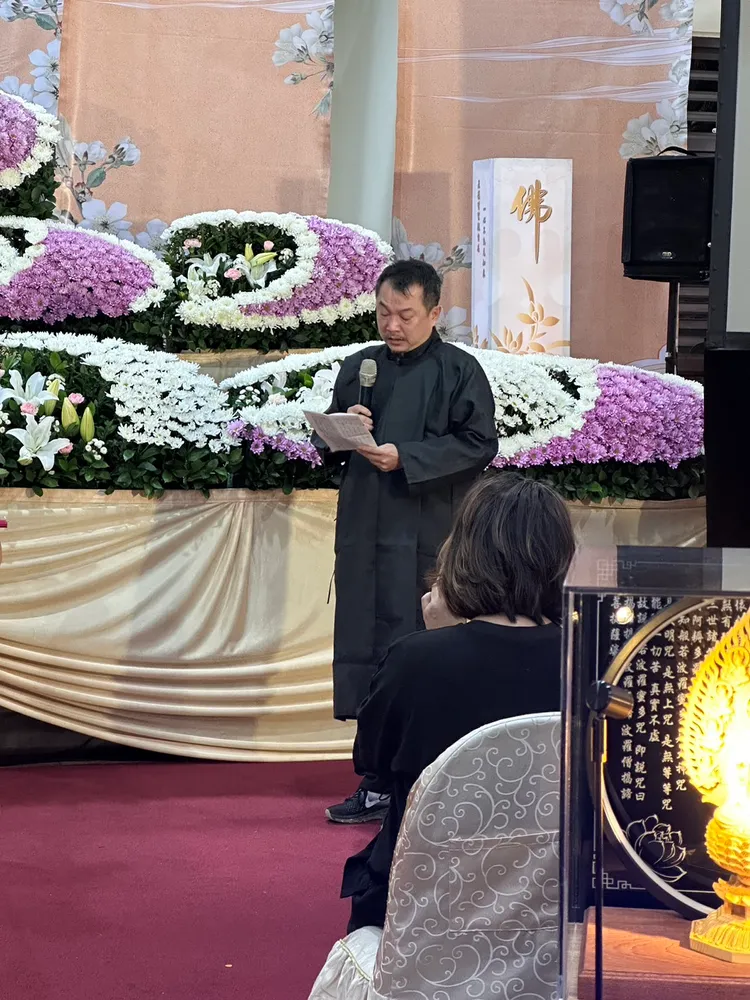 陳美雲兒子陳岳良致詞時泣不成聲。讀者提供