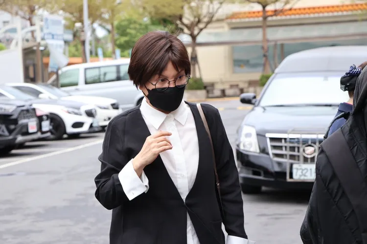 唐美雲面容哀戚走進告別式會場。鄭孟晃攝