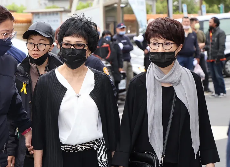 王金櫻（左）和小咪兩周前才跟陳美雲聚餐。鄭孟晃攝