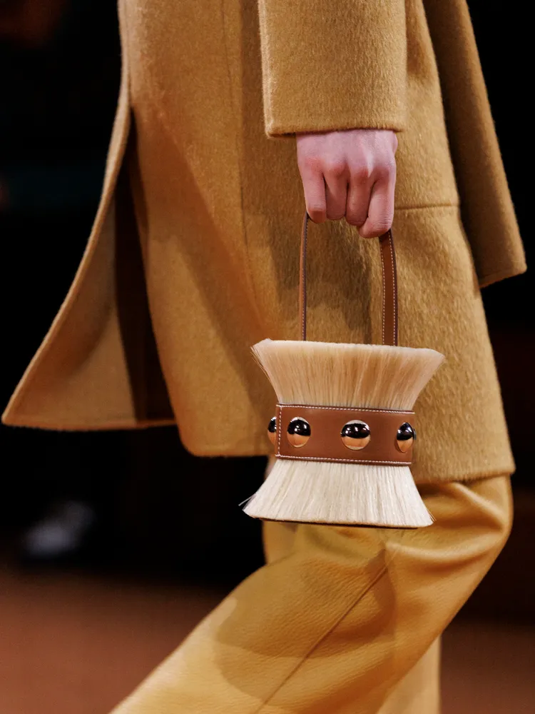 有著宛如馬匹鬃毛般流蘇的小包，為造型增添輕盈律動。品牌提供