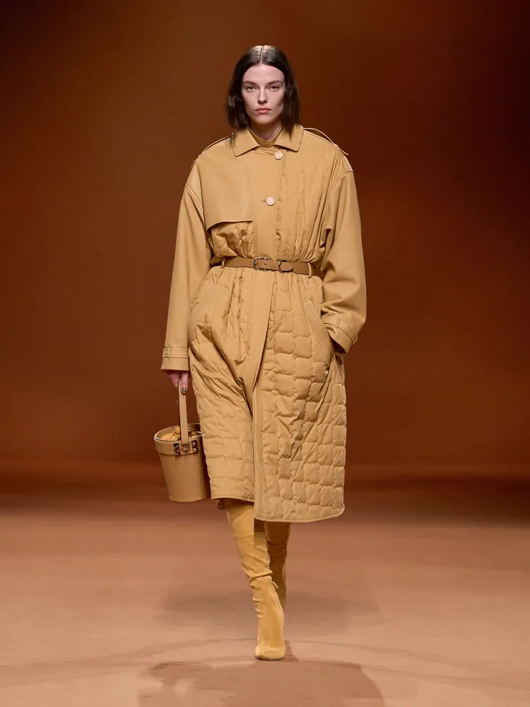 拼接絎縫細節的風衣，以華麗且融入機能性的手法，再度玩味了品牌立足於馬術運動文化的核心。品牌提供
