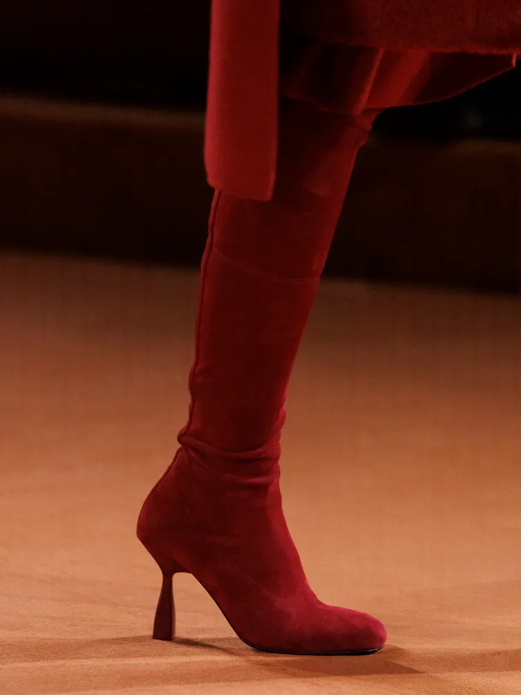 將馬蹄釘造型化為鞋跟的靴款，是本季百搭的必備單品。品牌提供