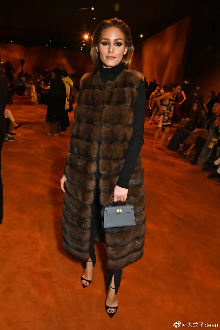 美國名媛Olivia Palermo以貴氣十足的絨毛背心，出席愛馬仕2023秋冬女裝大秀。翻攝大蚊子Sean微博