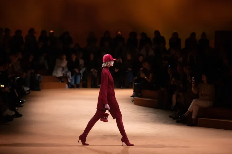 被大片紅棕色包覆的空間，是愛馬仕為展示2023秋冬女裝新作場地所精心挑選的基調。品牌提供