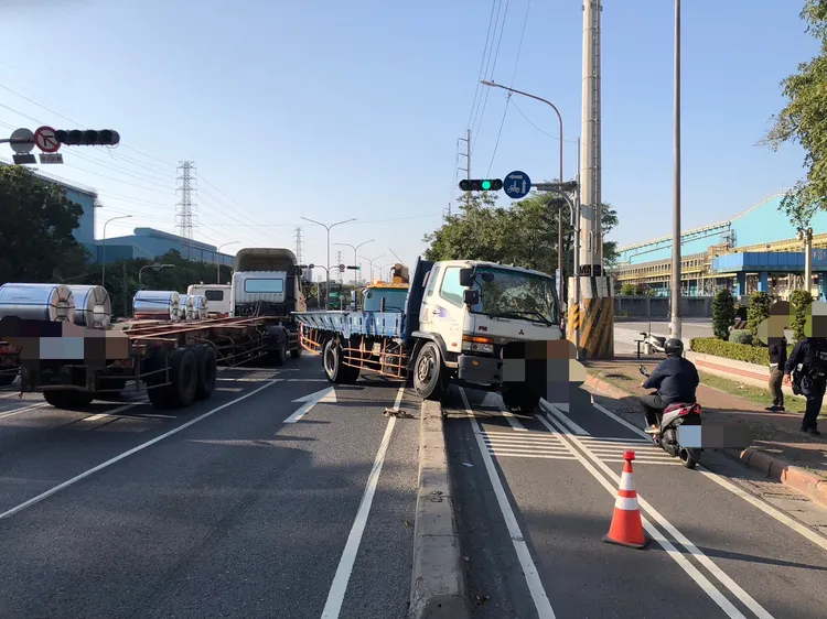 大貨車在鋼捲滾落到後方道路上後，駕駛陷入昏迷，貨車滑行到對向機車道後才停住。讀者提供