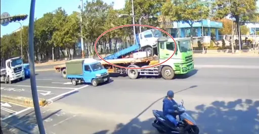 驚險片|鋼捲脫落讓貨車秒變翹翹板 Move得快!對向車道騎士死裡逃生