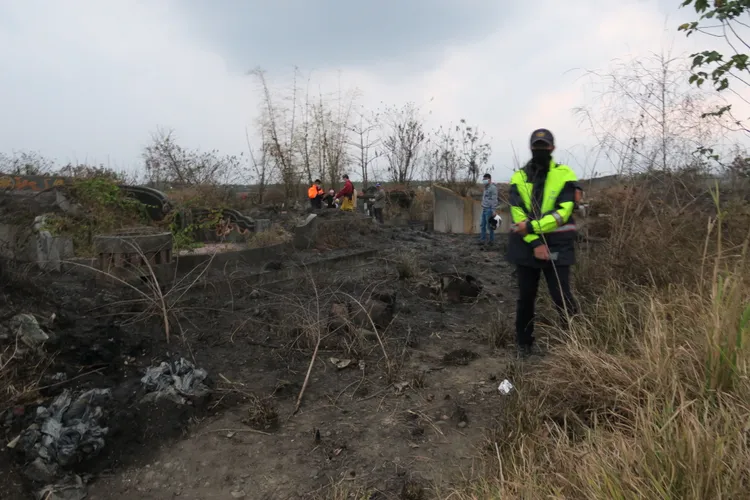 連假期間公墓火警頻傳，佳冬一名老翁疑被燒死。翻攝畫面