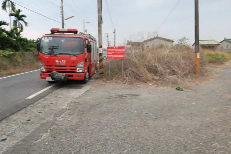 連假期間屏東縣墓地火災案件頻傳，消防人員疲於奔命。翻攝畫面