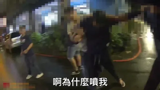 行人不滿被閃大燈當街爆全武行 以1擋4!三峽警果斷這麼做制伏4人