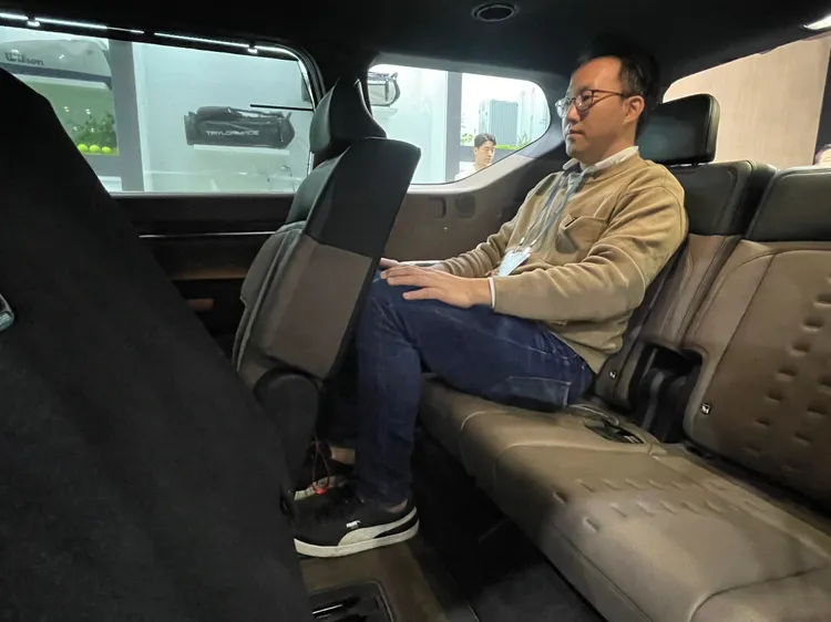 在中排座椅略微向前調整、不犧牲乘坐品質的前提下，記者176公分乘坐膝部表現剛好，但頭部的餘裕確實令人激賞。林浩昇攝