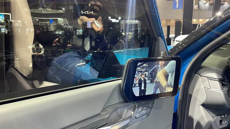 EV9高階車型甚至搭配了電子數位後視鏡。林浩昇攝