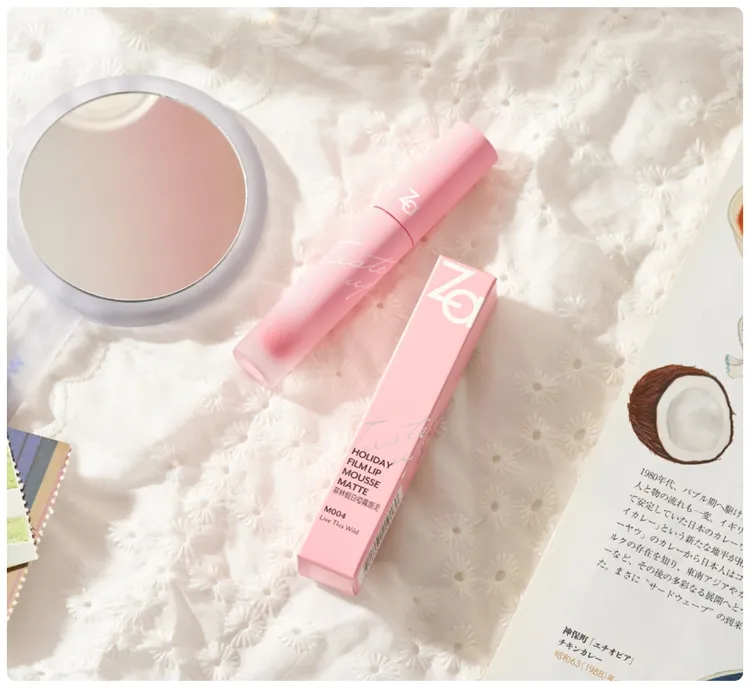 Za春季新品「菲林假日啞霧唇泥」，色調充滿女神質感且超持色，外觀設計也粉粉的。