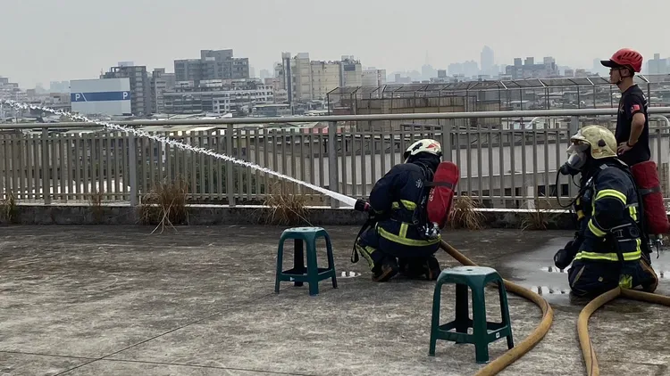 警消進行射水灌救演練。新北市消防局提供