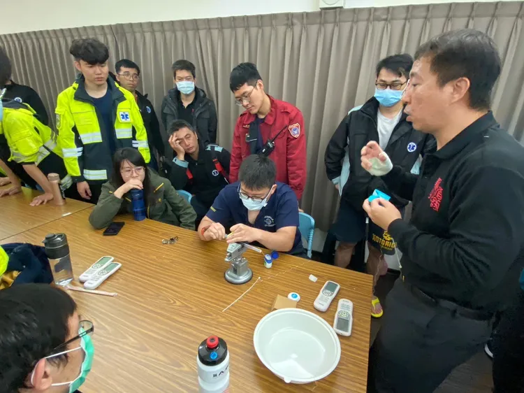 脫戒達人黃國峰教導同仁脫戒技巧。新北市消防局提供