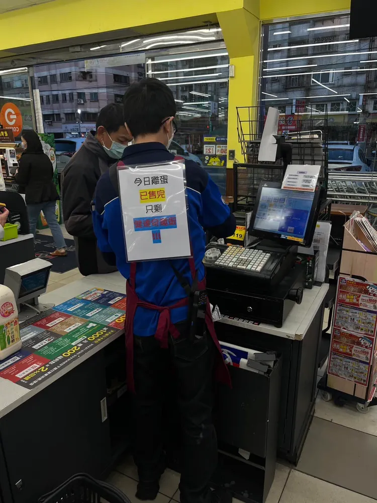 店員背完售公告順便做行銷。取自「全聯消費經驗老實說」粉專
