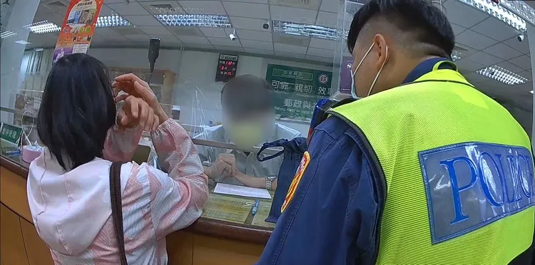 王婦在警方勸導下，才恍然大悟，保住6萬元積蓄。讀者提供