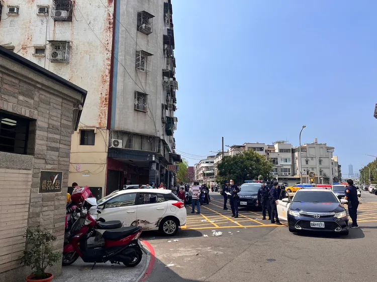 白色豐田租賃小客車撞上民宅。讀者提供