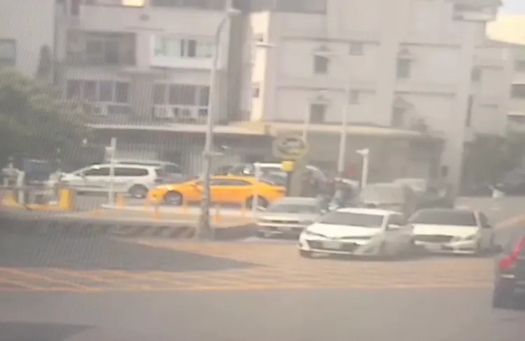 白色豐田租賃小客車（左）與白色賓士車因行車糾紛，在街頭競逐。讀者提供