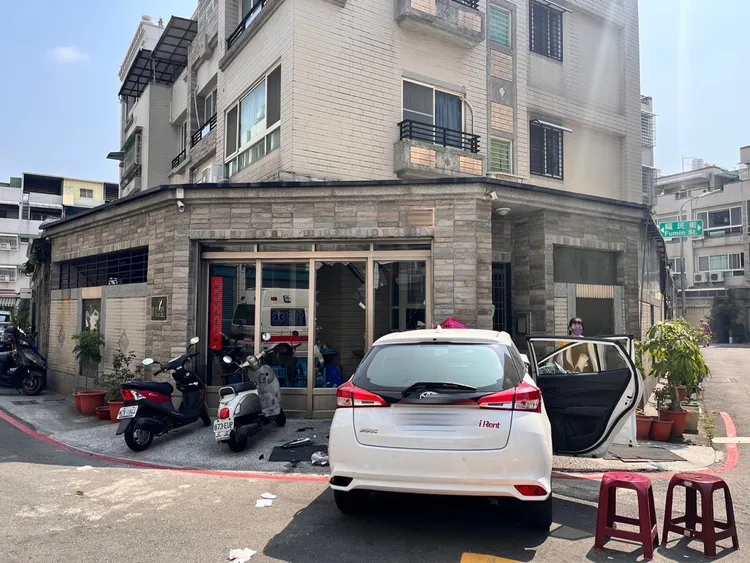 白色豐田租賃小客車撞上民宅。讀者提供