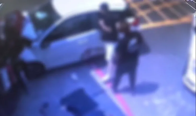 白色賓士車車上下來四名男子徒手破壞白色豐田租賃小客車的車窗。讀者提供