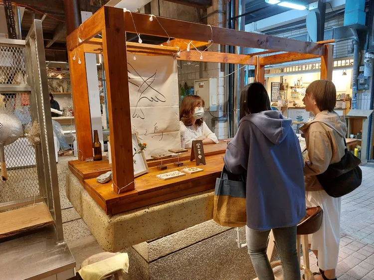 高市府經發局推動鹽埕第一公有零售市場再造，委託參捌地方生活打造青銀共市，迄今招募15家青年攤商進駐。讀者提供