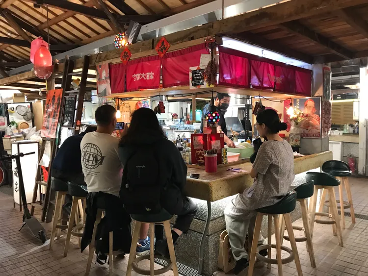 今年經發局特別規劃「加食延暢」演唱會版的商圈夜市優惠券，力邀歌迷到鹽一公有市場夜間市集消費或續攤，每張票可兌換面額50元的商圈夜市優惠券。讀者提供