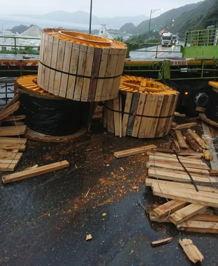 車上電纜線散落一地。翻攝畫面