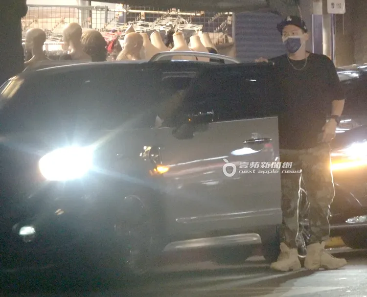 許孟哲將車違停在紅線上，下車買飲料。特勤中心攝
