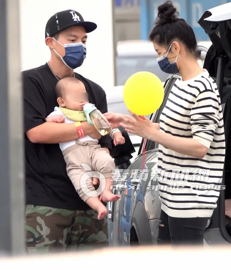 夫妻分工合作餵兒子Liam喝水。特勤中心攝