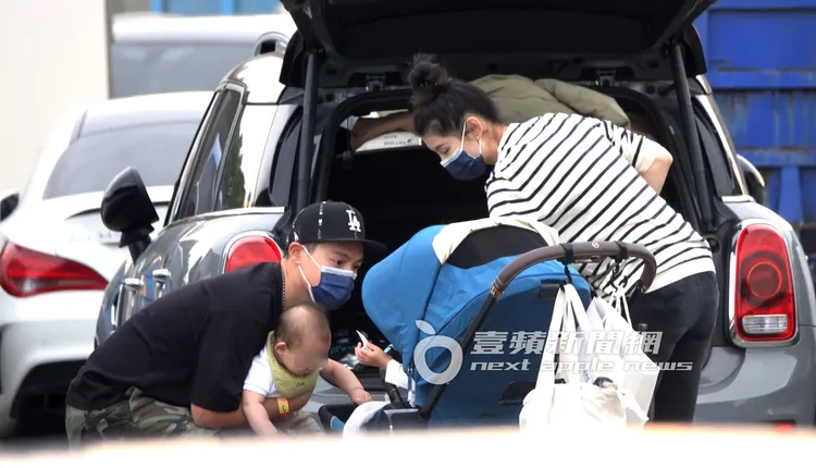 許孟哲（左）抱著兒子Liam看著剛睡醒的女兒Doreen，老婆趙孟姿（右）也一起關注。特勤中心攝