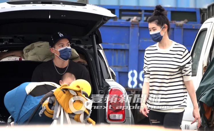 趙孟姿（右）在一旁整理寶寶用品，夫妻倆分工合作默契十足。特勤中心攝