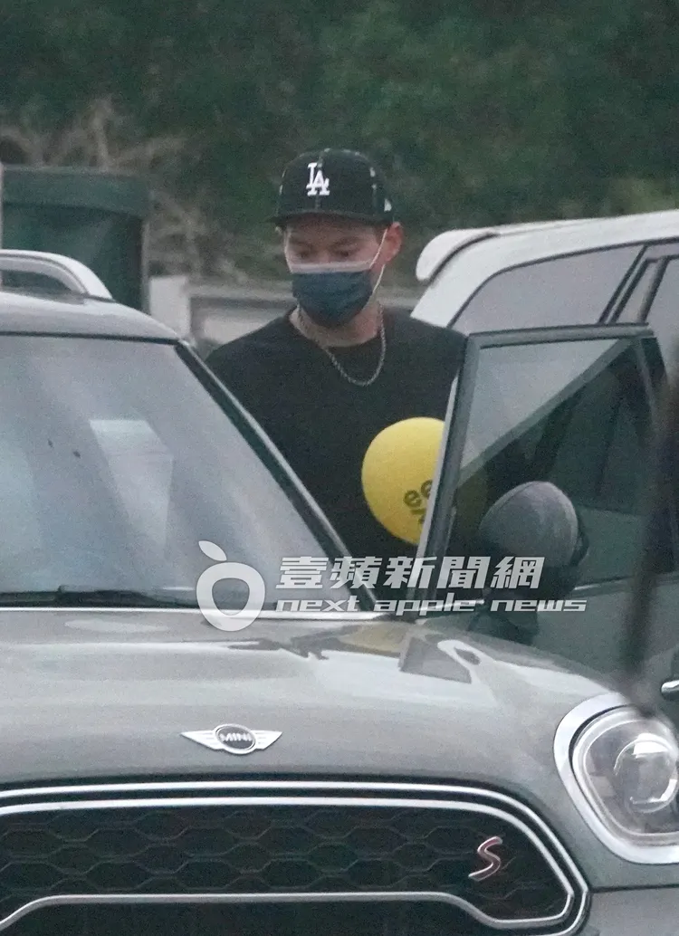 處理好小孩後，許孟哲拿著氣球坐上駕駛座，載著老婆小孩離開。特勤中心攝