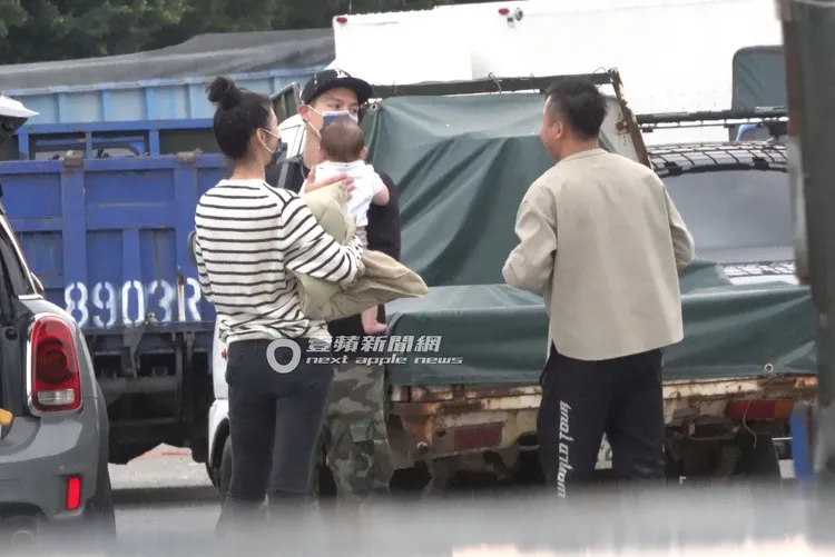 許孟哲（中）在友人（右）熱心幫忙搬東西下，走回停車場取車。特勤中心攝