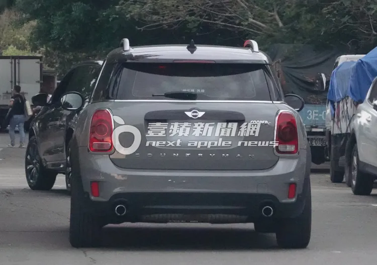 許孟哲開著要價185萬起的Mini Countryman Cooper S離開。特勤中心攝